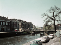 857597 Gezicht op de Stadsbuitengracht te Utrecht, vanaf de Catharijnekade, met de Molenbrug. Links op de achtergrond ...